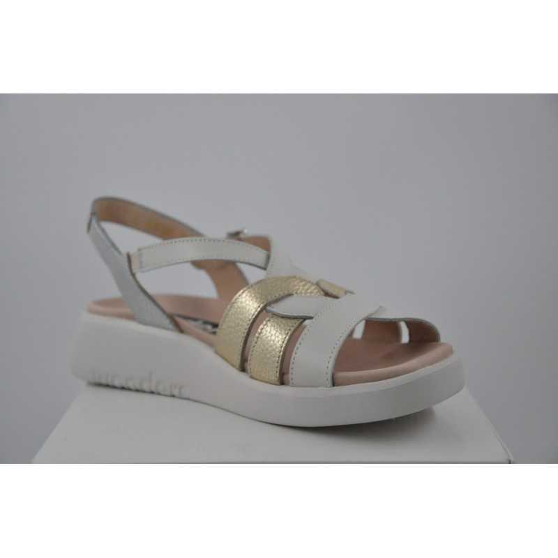 SANDALE COMPENSEE PRESQUE PLATE SUR SEMELLE GEL OR ET ARGENT